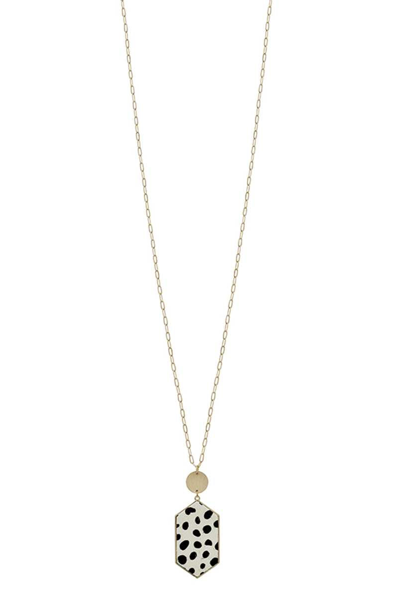 Collier long avec pendentif léopard hexagonal et chaîne en métal