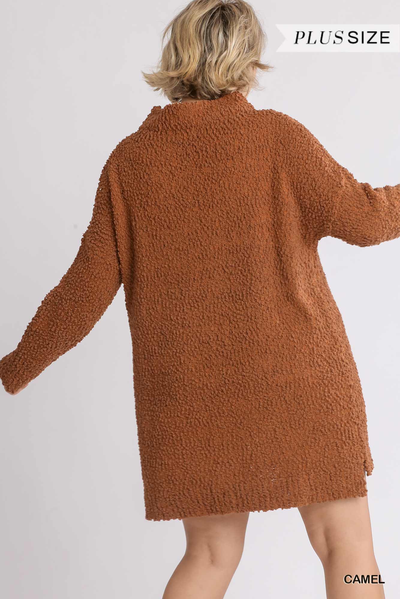 Bouclé-Pulloverkleid mit hohem Wasserfallausschnitt und langen Ärmeln