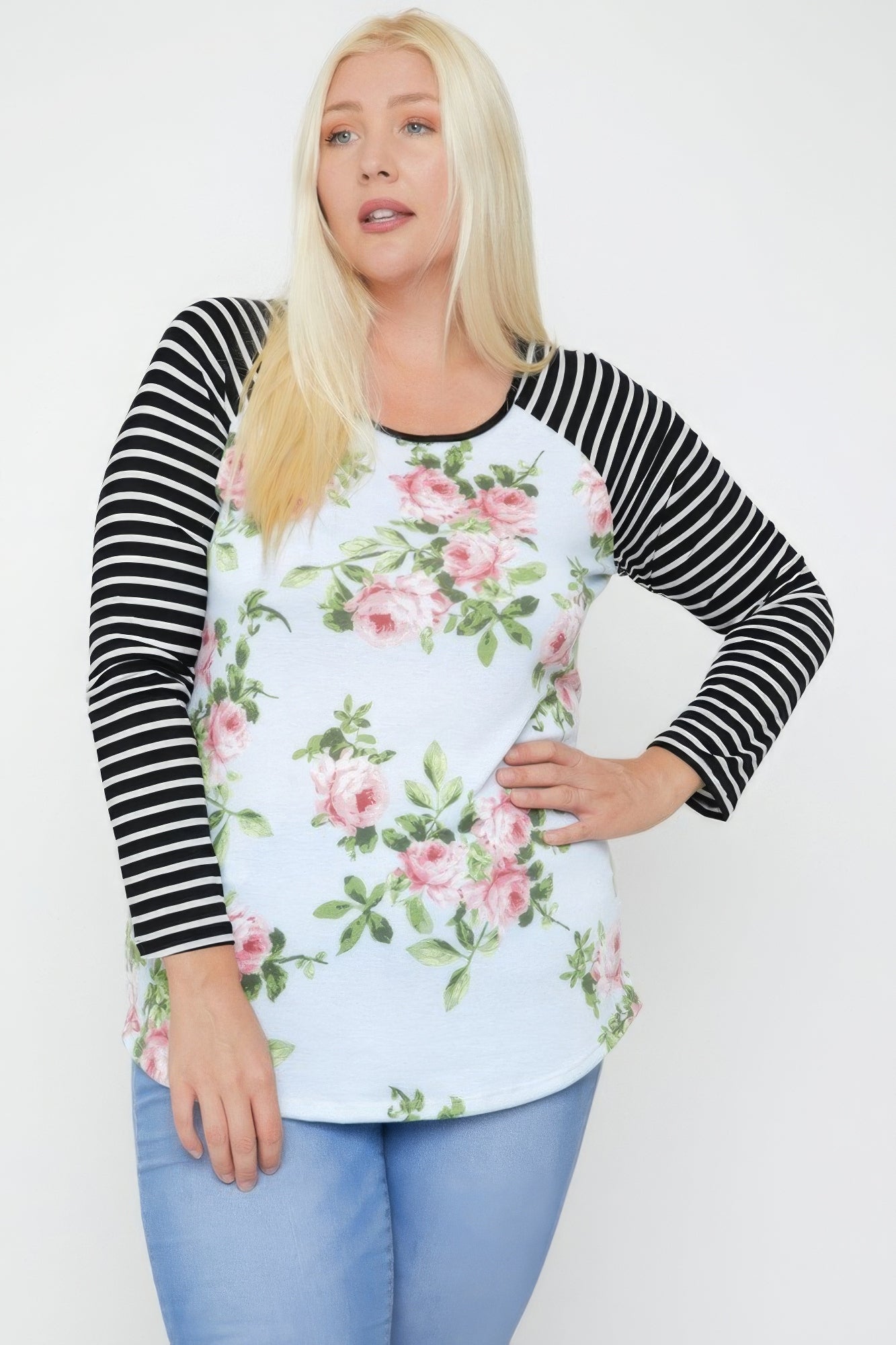 Haut fleuri avec manches rayées de style raglan et col rond