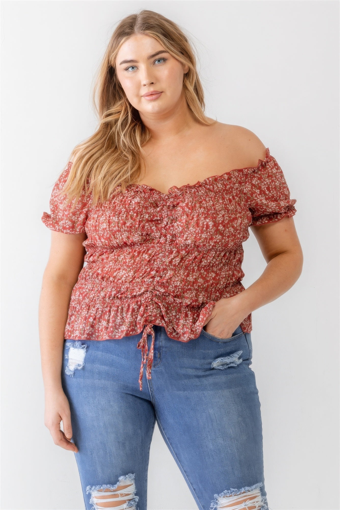 Plus Schulterfreies Chiffon-Top mit Blumenmuster, Rüschen und Smokarbeit