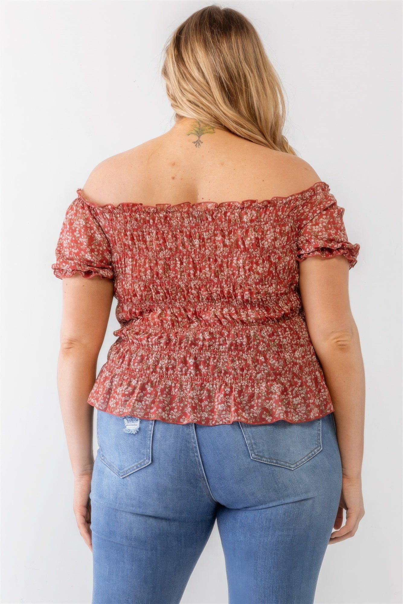 Plus Schulterfreies Chiffon-Top mit Blumenmuster, Rüschen und Smokarbeit