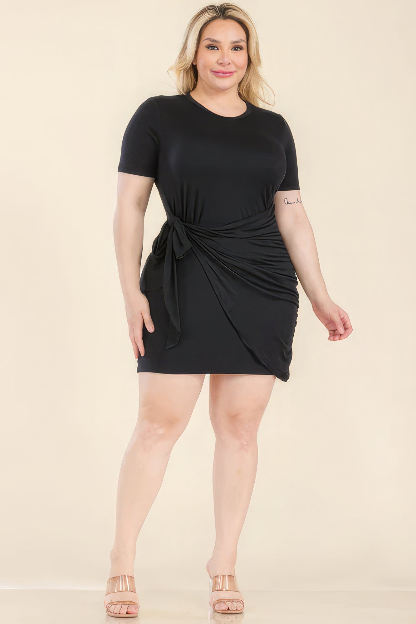 Plus Size Einfarbiges Minikleid mit Wickeldesign vorn und seitlicher Schnürung, kurzärmliges